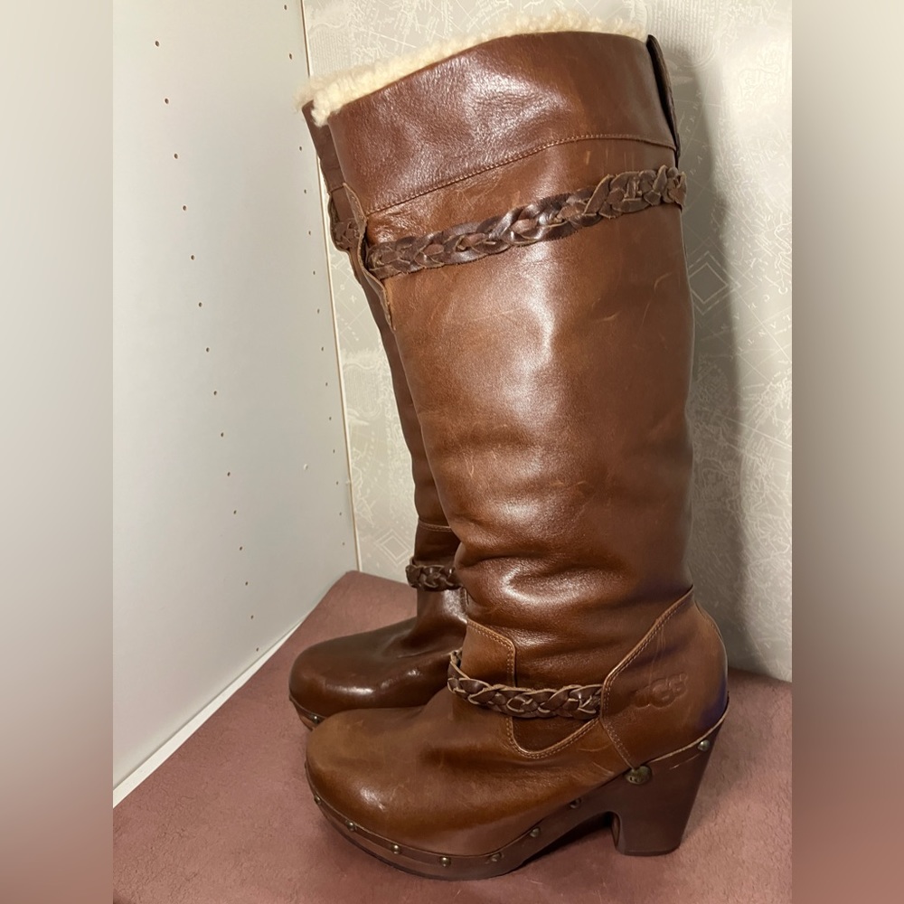 UGG BOOTS WITH THE FUR N HEEL